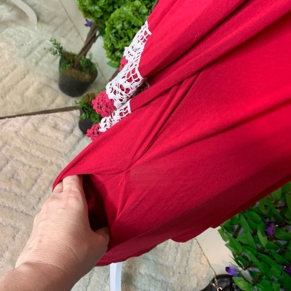 Elegant Red Midi Dress with Lace Trim - Picture 7 of 12